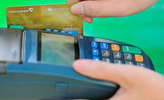 Nguy cơ mất tiền trong ATM gia tăng vì chậm chuyển thẻ từ sang thẻ chip